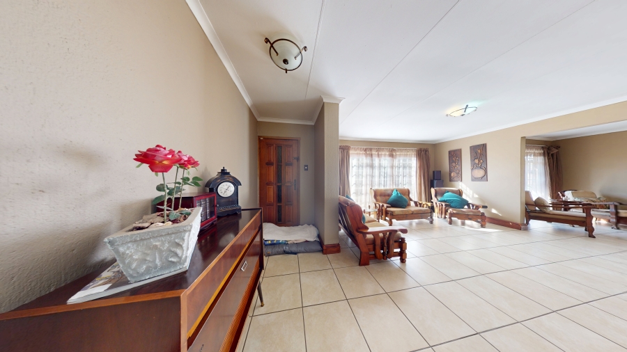 5 Bedroom Property for Sale in Kannoniers Park North West